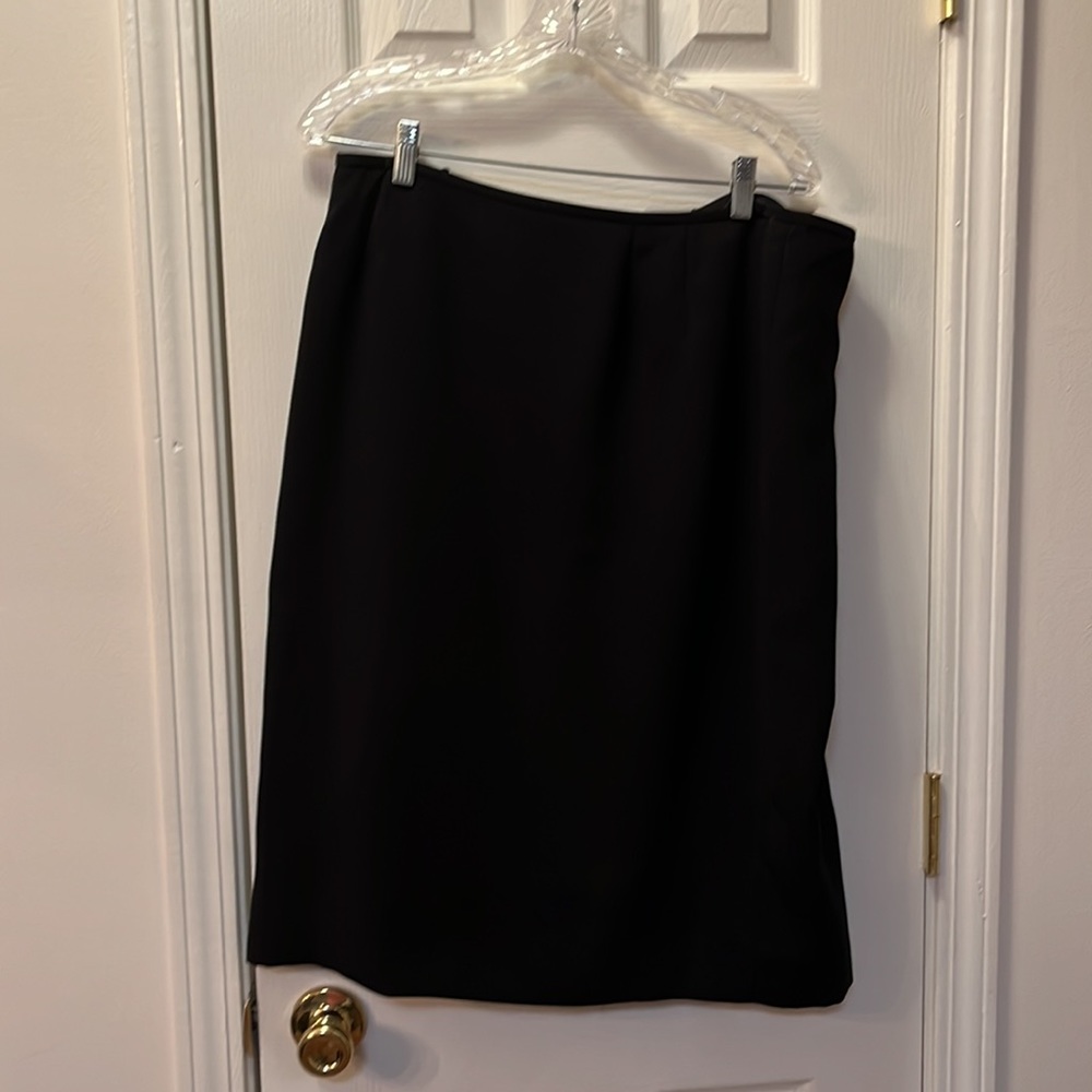 Evan Picone suit black and beige lined, vented sleeves - Picture 4 of 11